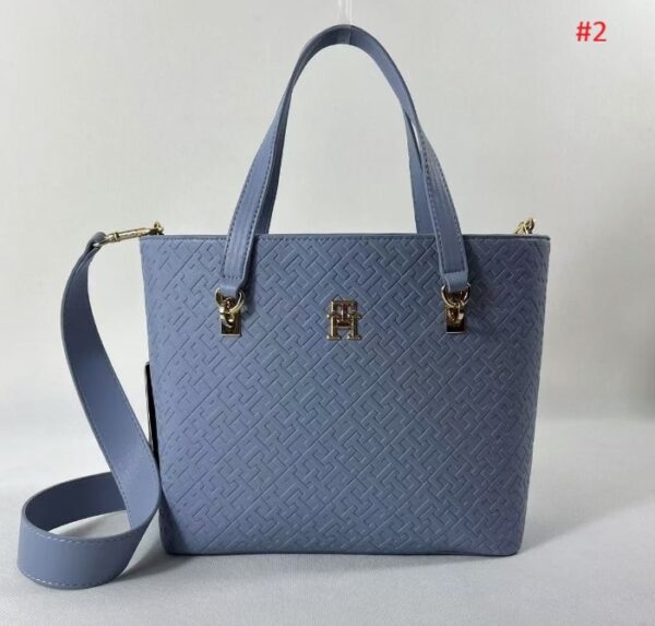 ⁦תיק צד מודפס רצועה רחבה טומי היליפיגר Tommy Hilfiger⁩ – תמונה ⁦4⁩