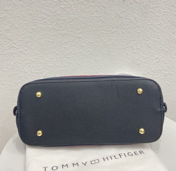 ⁦תיק יד קטן לנשים טומי היליפיגר Tommy Hilfiger⁩ – תמונה ⁦6⁩