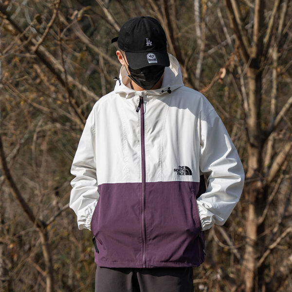 ⁦מעיל ניילון לנשים עם כובע THE NORTH FACE דה נורת' פייס⁩ – תמונה ⁦8⁩