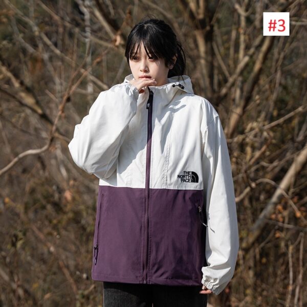 ⁦מעיל ניילון לנשים עם כובע THE NORTH FACE דה נורת' פייס⁩ – תמונה ⁦7⁩