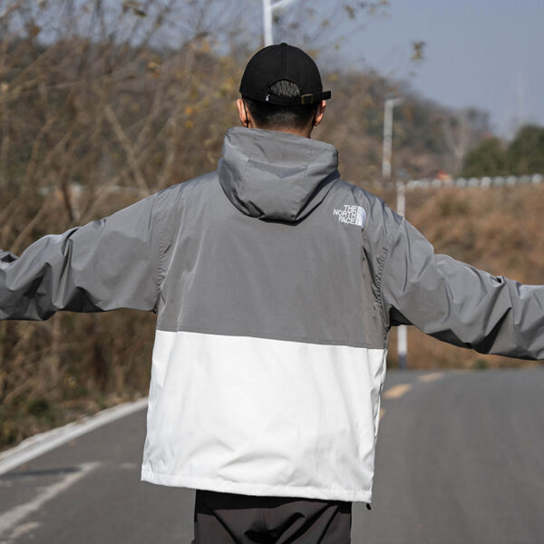 ⁦מעיל ניילון לנשים עם כובע THE NORTH FACE דה נורת' פייס⁩ – תמונה ⁦6⁩