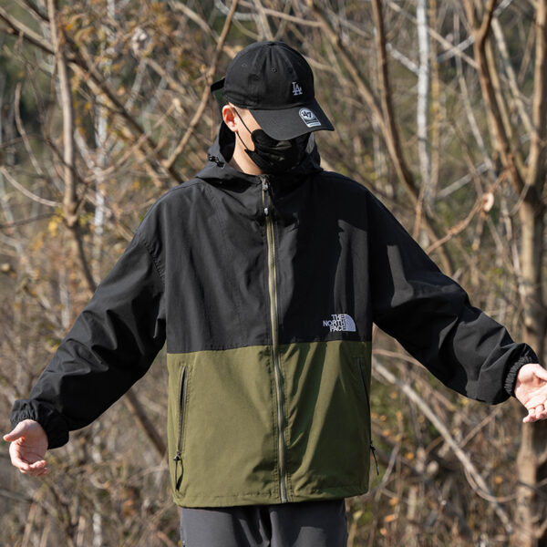 ⁦מעיל ניילון לנשים עם כובע THE NORTH FACE דה נורת' פייס⁩ – תמונה ⁦3⁩