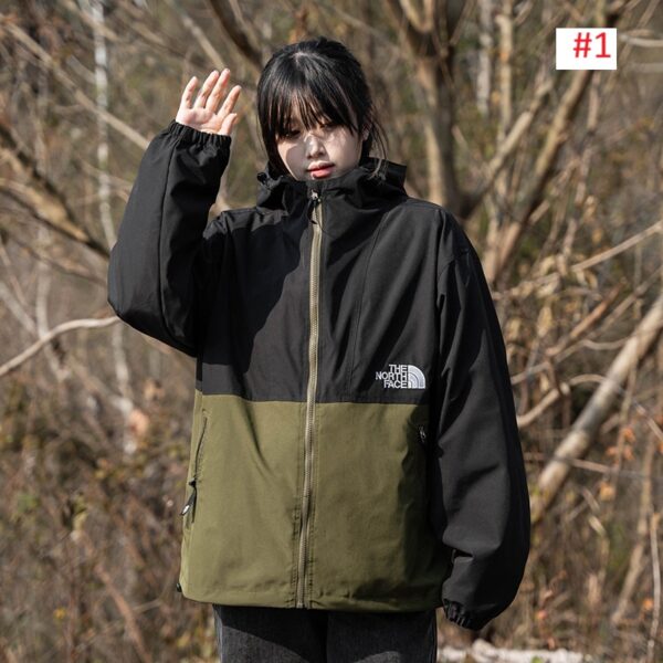 ⁦מעיל ניילון לנשים עם כובע THE NORTH FACE דה נורת' פייס⁩ – תמונה ⁦2⁩