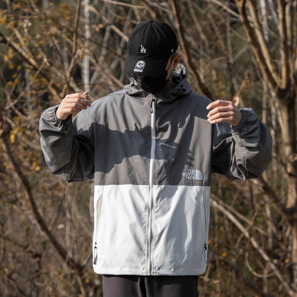 ⁦מעיל ניילון לנשים עם כובע THE NORTH FACE דה נורת' פייס⁩ – תמונה ⁦5⁩