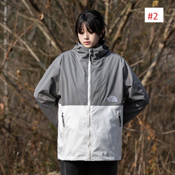 ⁦מעיל ניילון לנשים עם כובע THE NORTH FACE דה נורת' פייס⁩ – תמונה ⁦4⁩