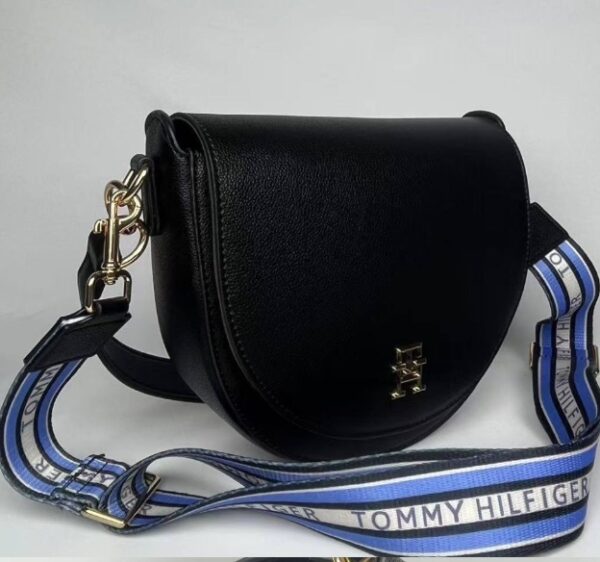 ⁦תיק צד מעוגל שתי רצועות טומי היליפיגר Tommy Hilfiger⁩ – תמונה ⁦5⁩