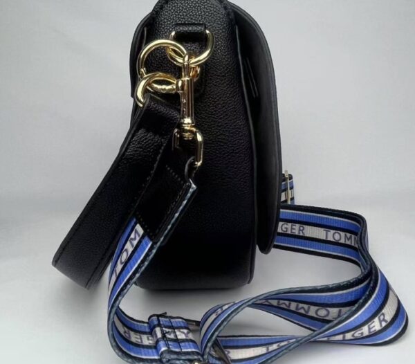 ⁦תיק צד מעוגל שתי רצועות טומי היליפיגר Tommy Hilfiger⁩ – תמונה ⁦6⁩
