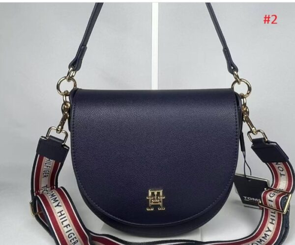 ⁦תיק צד מעוגל שתי רצועות טומי היליפיגר Tommy Hilfiger⁩ – תמונה ⁦3⁩