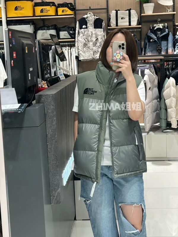 ⁦מעיל פוך וסט לנשים  THE NORTH FACE דה נורת' פייס⁩ – תמונה ⁦10⁩