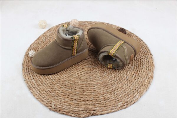 ⁦מגפי פרווה האג נמוכות פלטפורמה עם רקמה UGG⁩ – תמונה ⁦7⁩