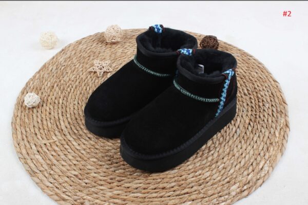 ⁦מגפי פרווה האג נמוכות פלטפורמה עם רקמה UGG⁩ – תמונה ⁦4⁩