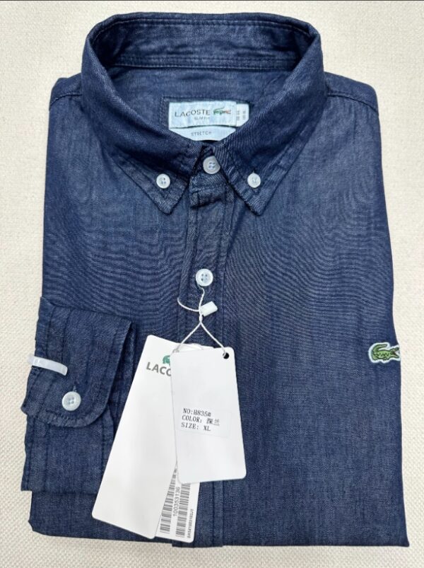 ⁦חולצת גינס מכופתרת שרוול ארוך לקוסט LACOSTE⁩ – תמונה ⁦5⁩