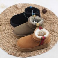 מגפי פרווה האג נמוכות פלטפורמה עם רקמה UGG