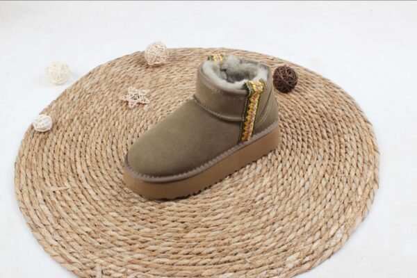 ⁦מגפי פרווה האג נמוכות פלטפורמה עם רקמה UGG⁩ – תמונה ⁦8⁩