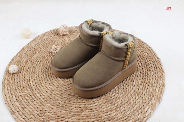 ⁦מגפי פרווה האג נמוכות פלטפורמה עם רקמה UGG⁩ – תמונה ⁦5⁩