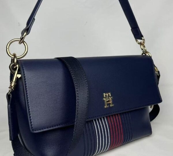 ⁦תיק צד מלבני מעטפה טומי היליפיגר Tommy Hilfiger⁩ – תמונה ⁦5⁩