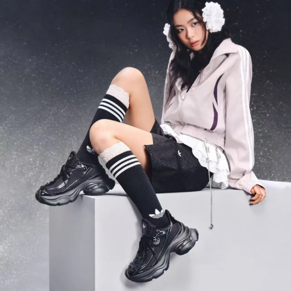 ⁦גקט ניילון ספורטיבי לנשים אדידס ADIDAS⁩ – תמונה ⁦3⁩