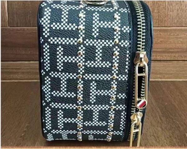 ⁦תיק מלבני לנשים עם רצועה טומי היליפיגר Tommy Hilfiger⁩ – תמונה ⁦3⁩