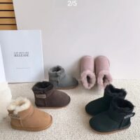 מגפי פרווה עם סקוטש לילדים האג UGG