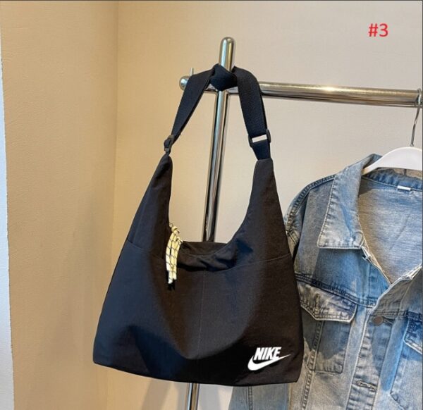 ⁦תיק צד שק לנשים נייק NIKE⁩ – תמונה ⁦4⁩
