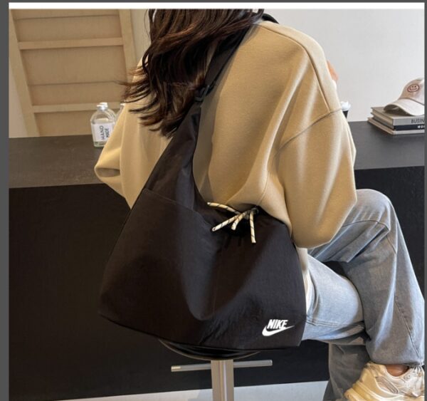 ⁦תיק צד שק לנשים נייק NIKE⁩ – תמונה ⁦5⁩