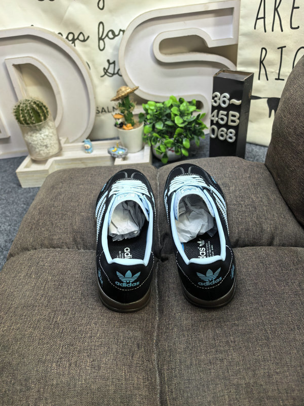 נעלי סניקרס שחורות גאזל ADIDAS GAZELLE – תמונה 4