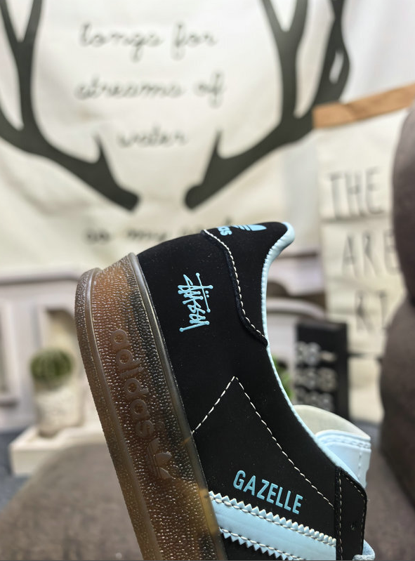 נעלי סניקרס שחורות גאזל ADIDAS GAZELLE – תמונה 5