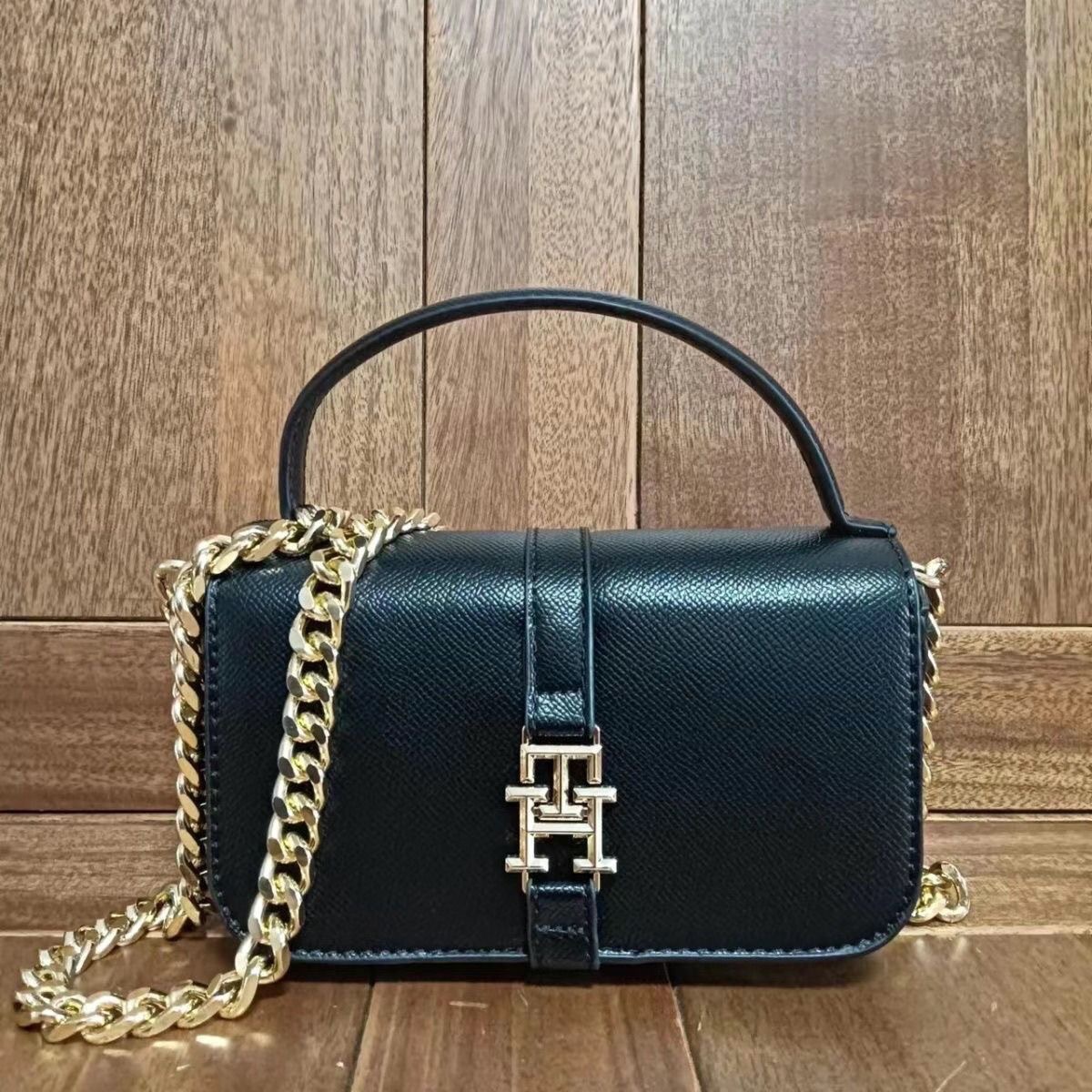 תיק יד לנשים TOMMY HILFIGER טומי הילפיגר תיק יד לנשים TOMMY HILFIGER טומי הילפיגר