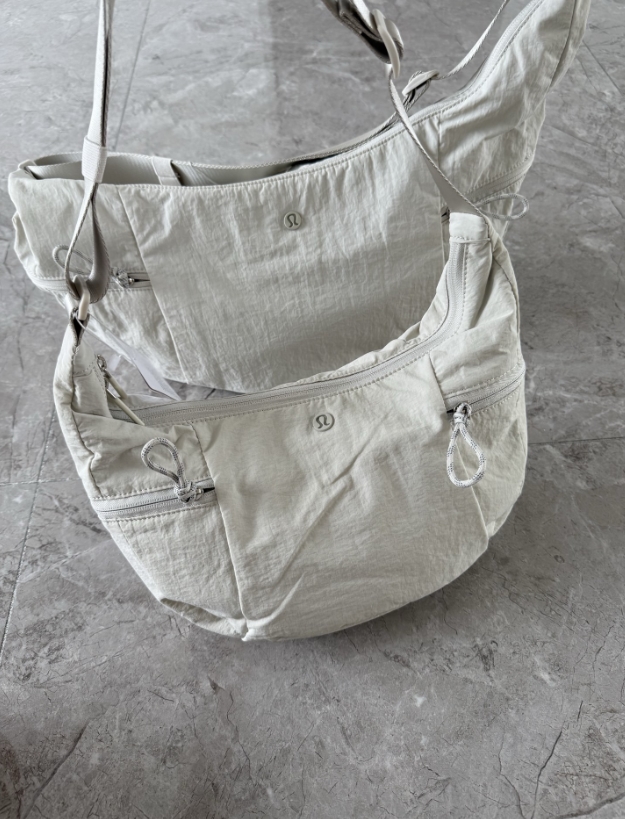 תיק צד מעוגל מניילון לולולמון LULULEMON – תמונה 3