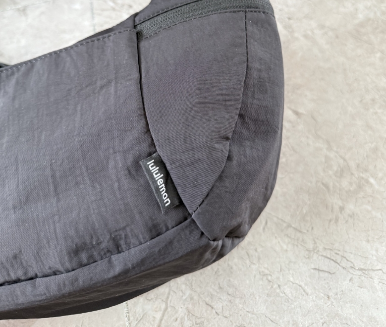 תיק צד מעוגל מניילון לולולמון LULULEMON – תמונה 17