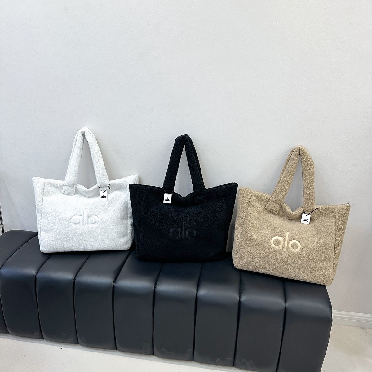 תיק יד מרובע פרוותי אלו יוגה ALO YOGA – תמונה 9