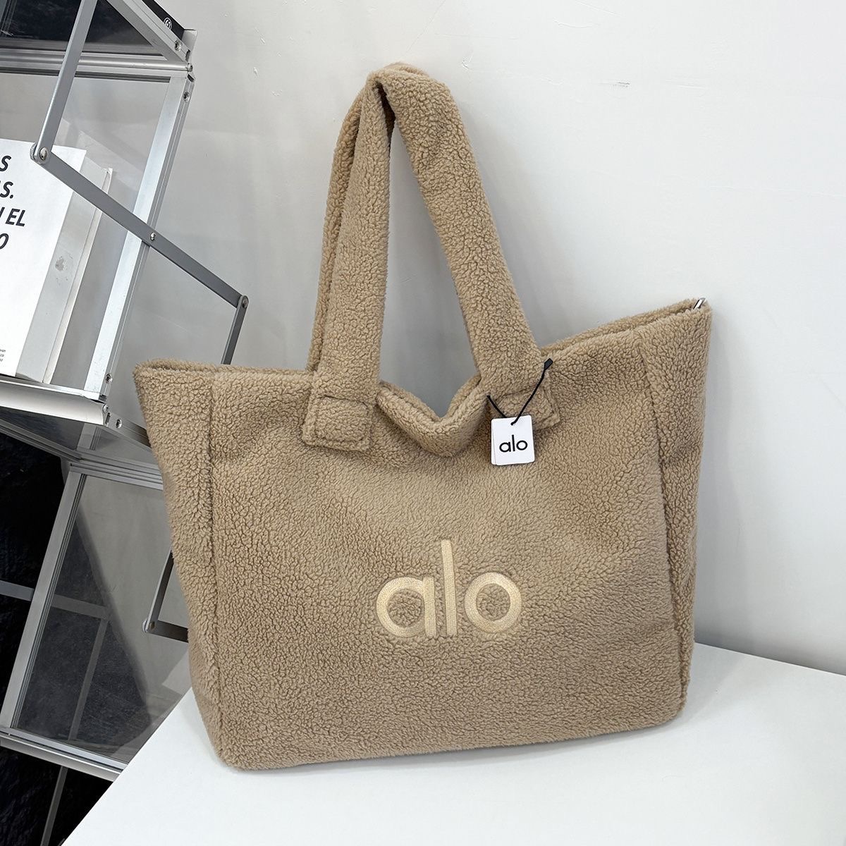 תיק יד מרובע פרוותי אלו יוגה ALO YOGA – תמונה 4