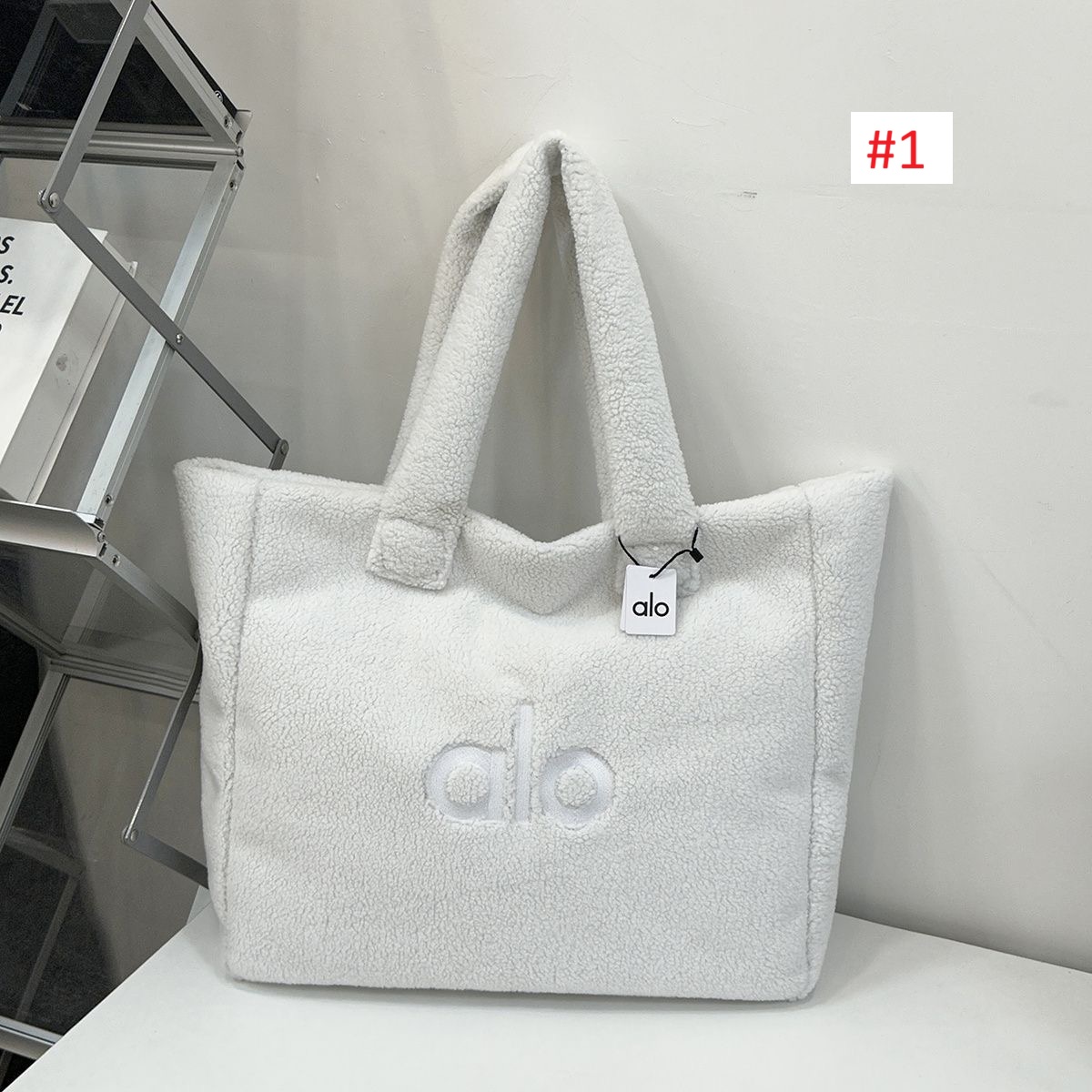 תיק יד מרובע פרוותי אלו יוגה ALO YOGA – תמונה 2