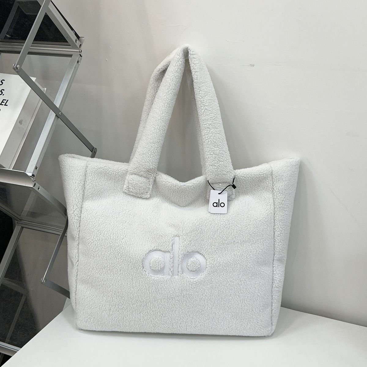 תיק יד מרובע פרוותי אלו יוגה ALO YOGA תיק יד מרובע פרוותי אלו יוגה ALO YOGA