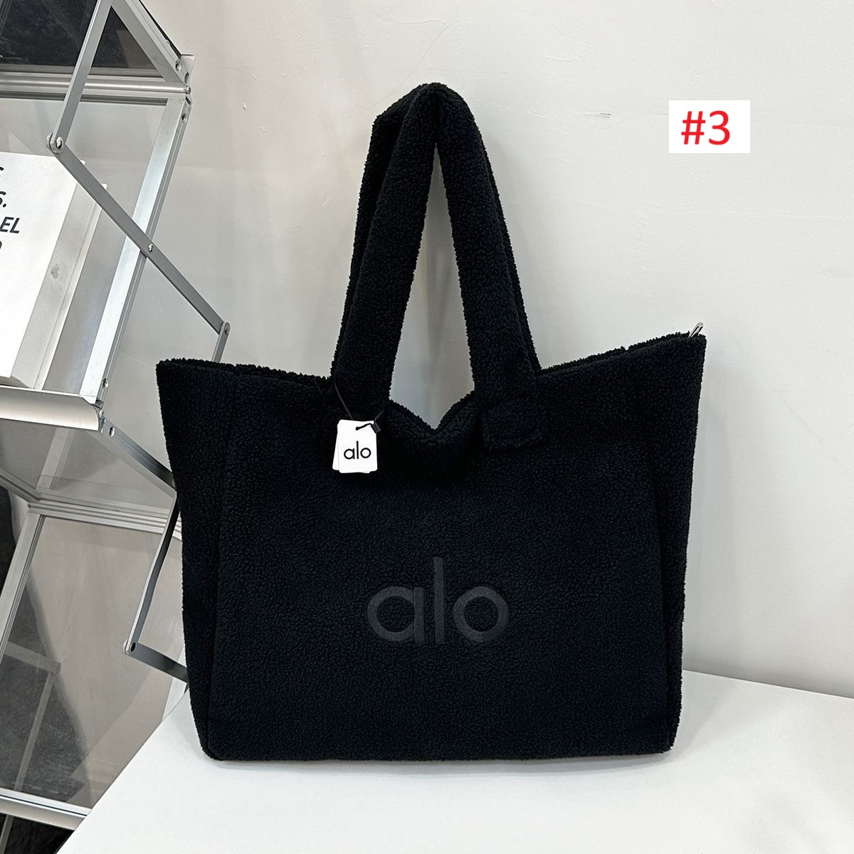 תיק יד מרובע פרוותי אלו יוגה ALO YOGA – תמונה 5