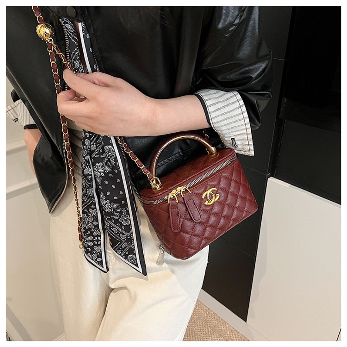 תיק יד מרובע שאנל CHANEL – תמונה 6