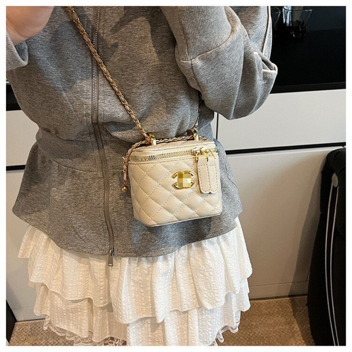 תיק יד מרובע שאנל CHANEL – תמונה 12