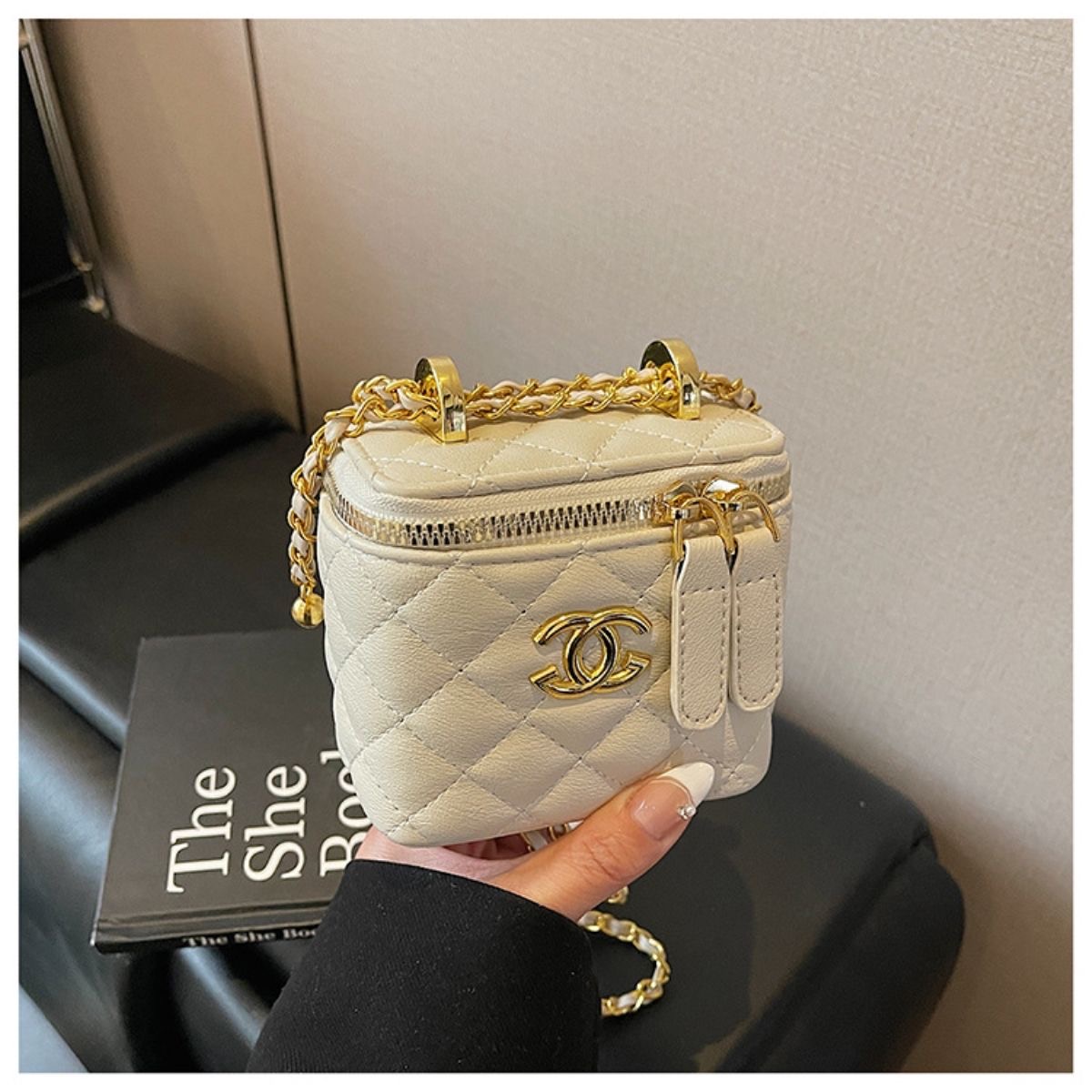 תיק יד מרובע שאנל CHANEL – תמונה 11