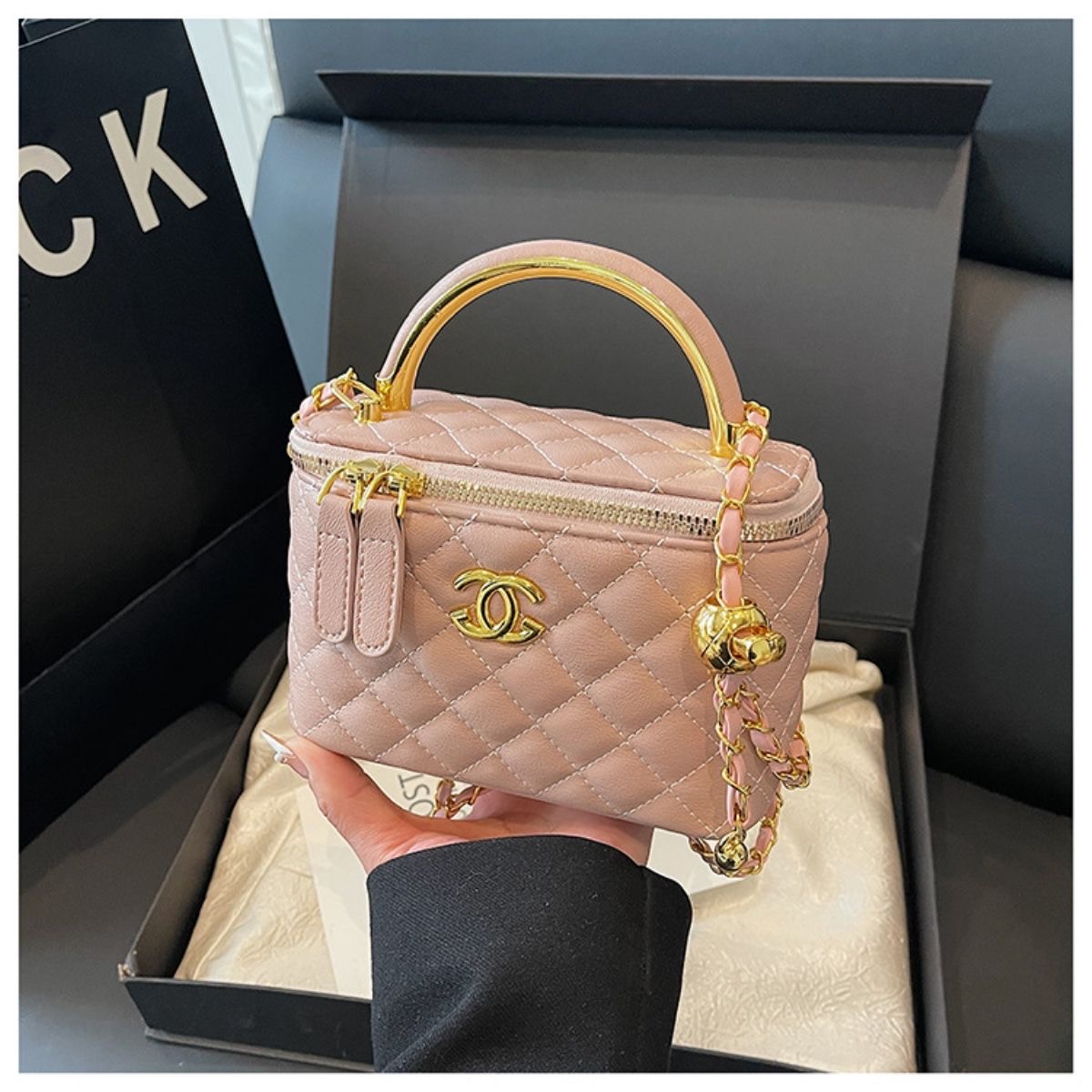 תיק יד מרובע שאנל CHANEL – תמונה 8