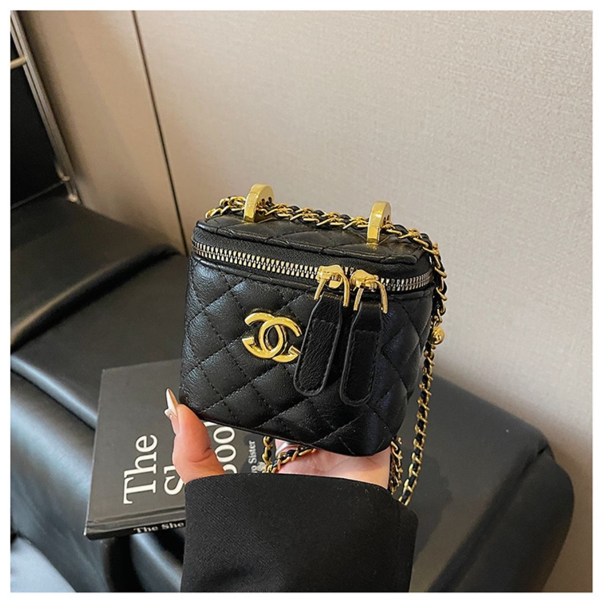 תיק יד מרובע שאנל CHANEL – תמונה 3