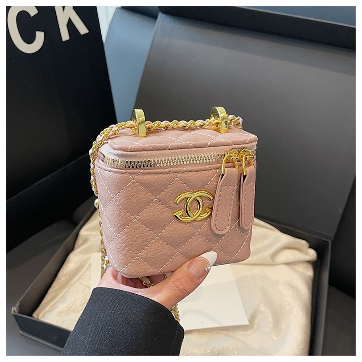 תיק יד מרובע שאנל CHANEL – תמונה 9