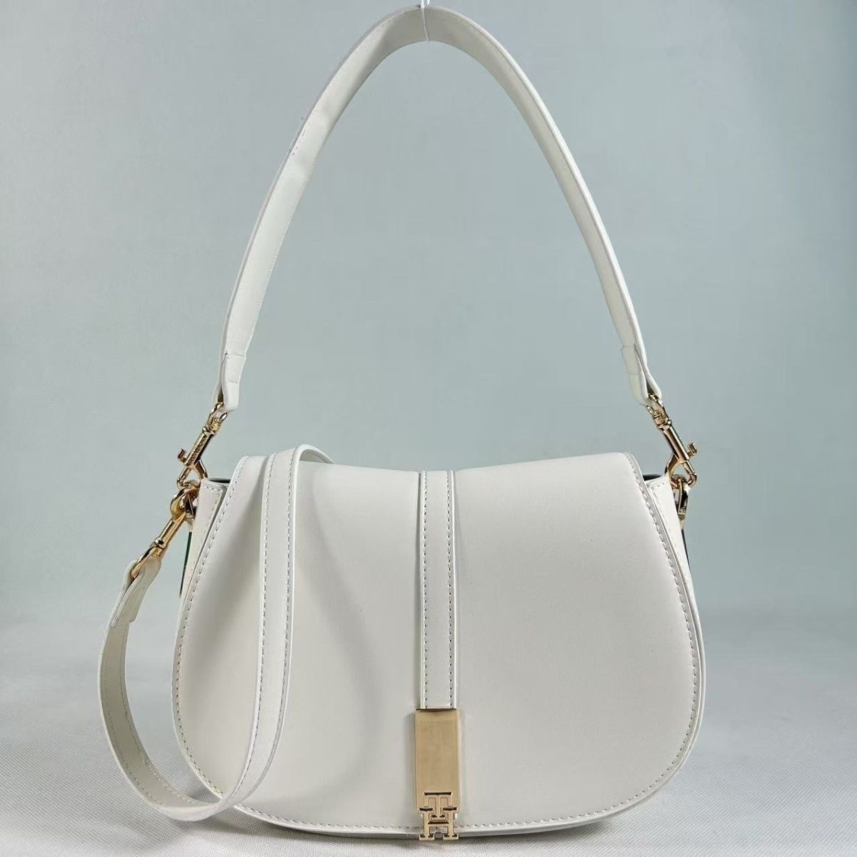 תיק יד אבזם לנשים טומי היליפיגר Tommy Hilfiger תיק יד אבזם לנשים טומי היליפיגר Tommy Hilfiger