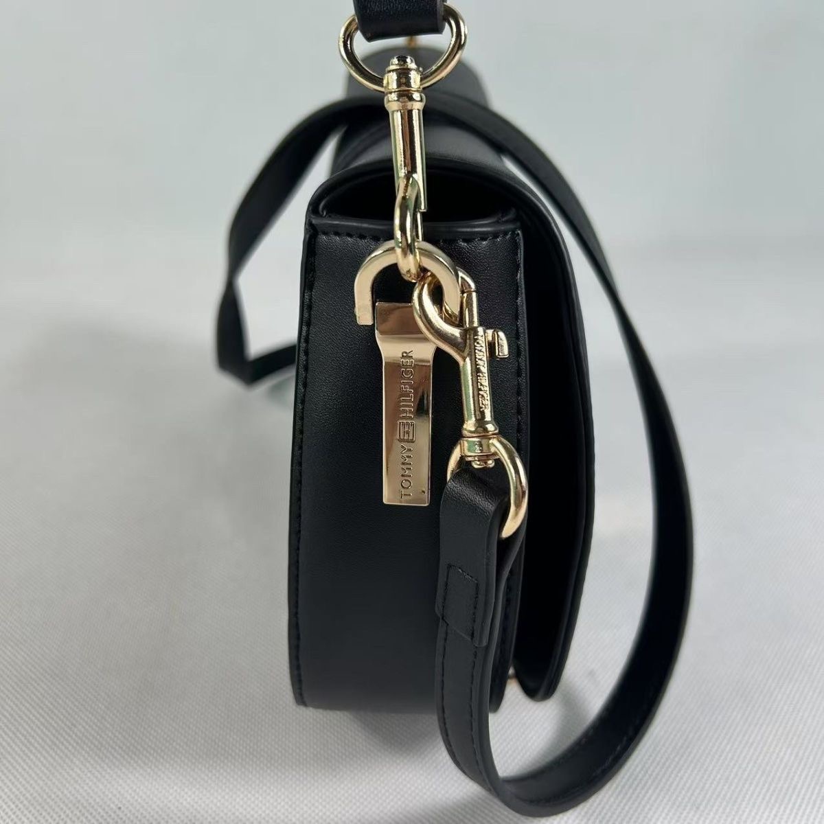 תיק יד אבזם לנשים טומי היליפיגר Tommy Hilfiger – תמונה 8