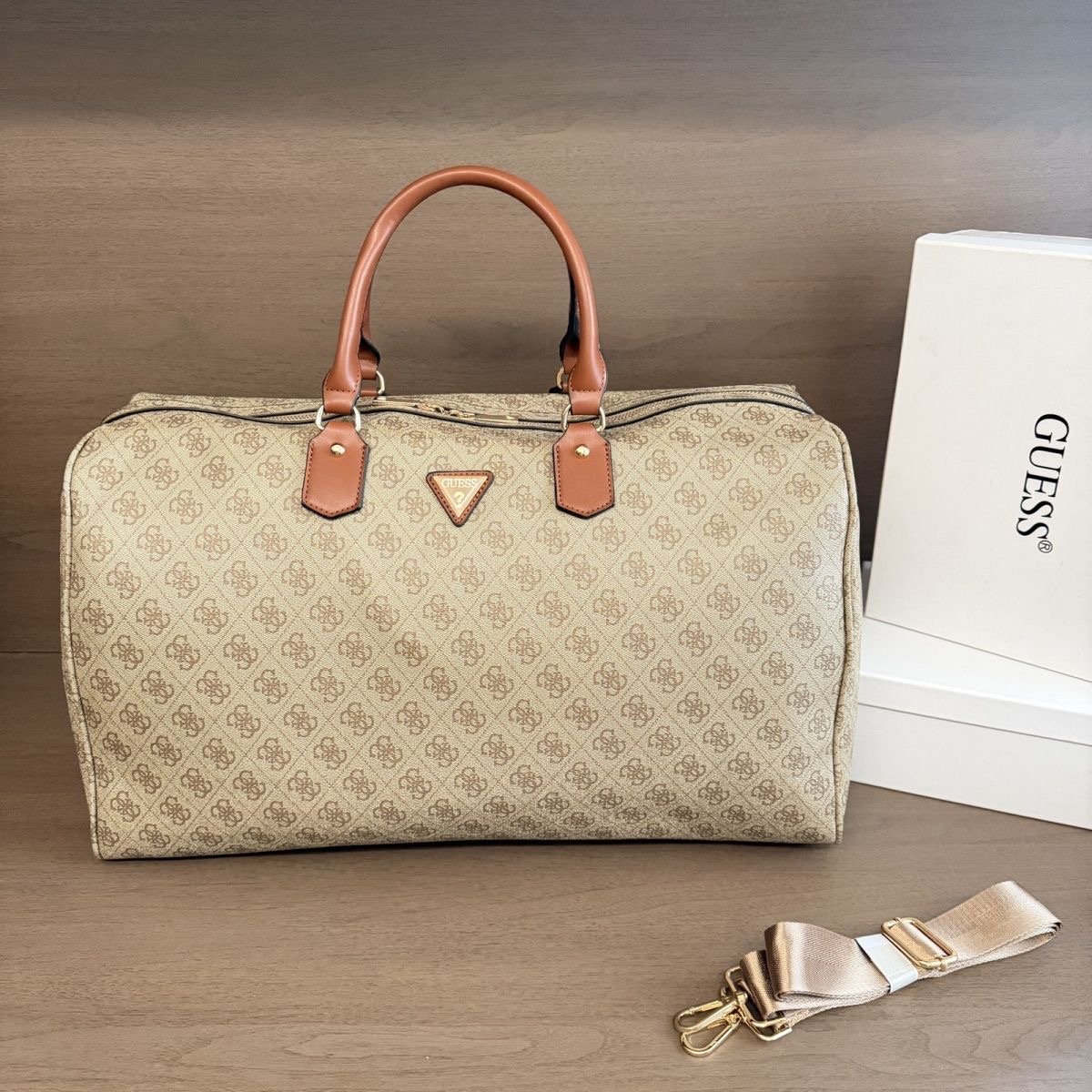 תיק נסיעות עם ידיות גאס GUESS תיק נסיעות עם ידיות גאס GUESS