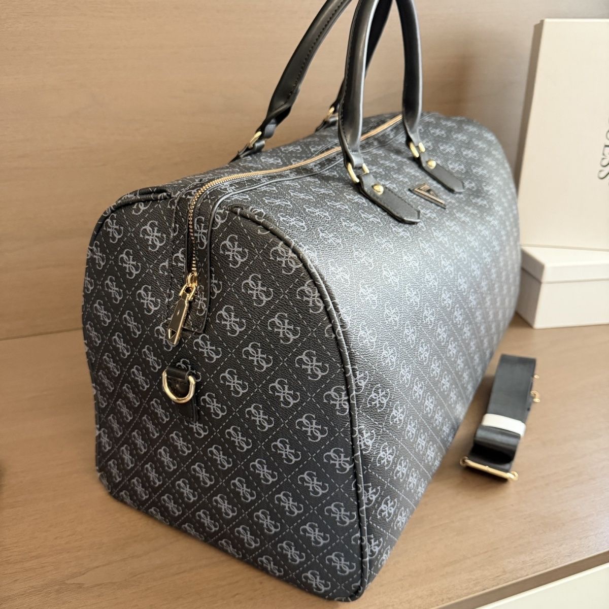 תיק נסיעות עם ידיות גאס GUESS – תמונה 9