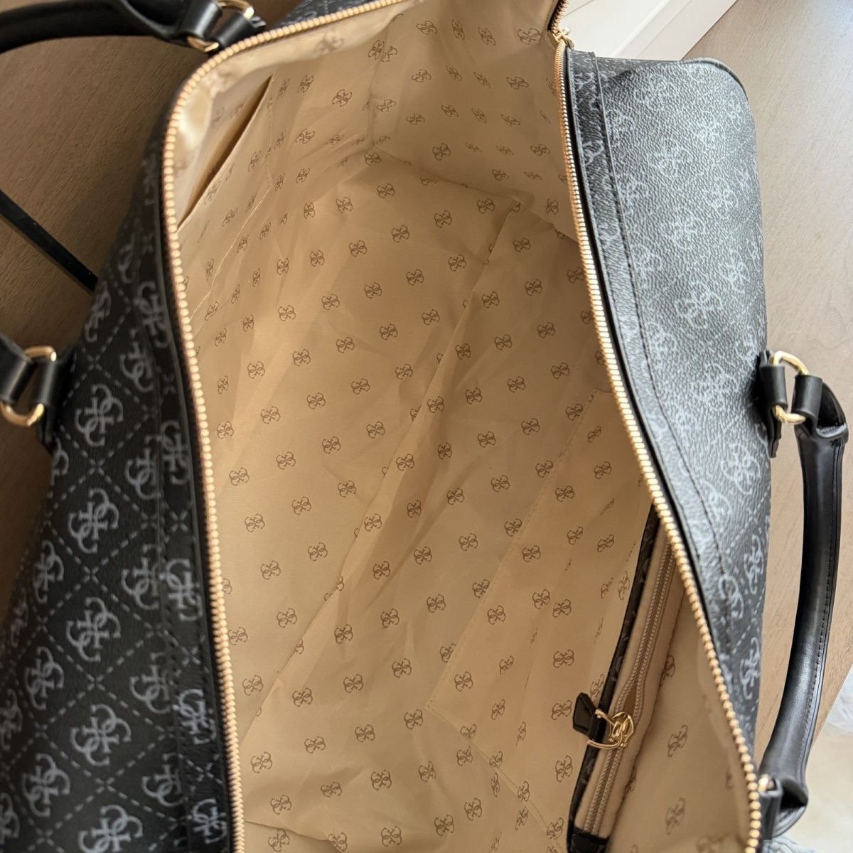 תיק נסיעות עם ידיות גאס GUESS – תמונה 10