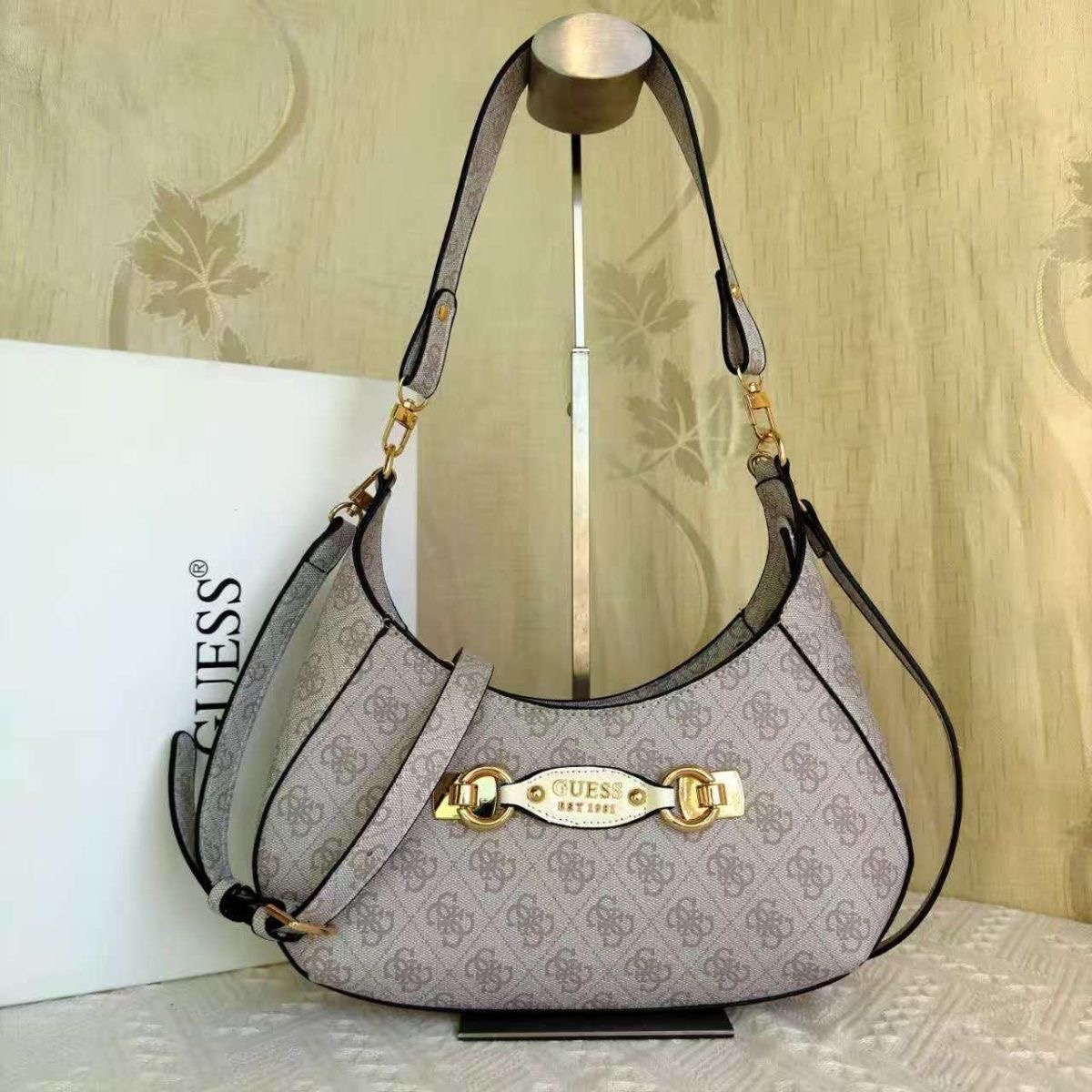 תיק צד מעוגל לנשים גאס GUESS תיק צד מעוגל לנשים גאס GUESS