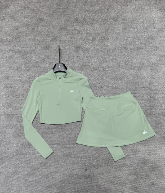 חליפה ספורטיבית חצאית וחולצה ארוכה אלו יוגה ALO YOGA חליפה ספורטיבית חצאית וחולצה ארוכה אלו יוגה ALO YOGA