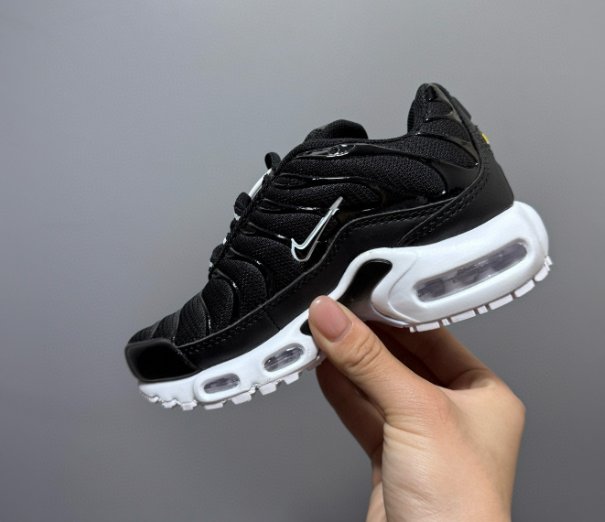 נעלי ספורט נייק NIKE סוליה קשיחה לילדים וילדות – תמונה 8