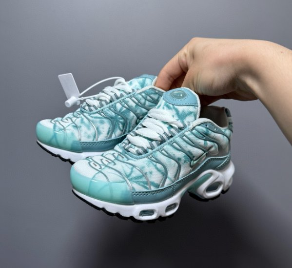 נעלי ספורט נייק NIKE סוליה קשיחה לילדים וילדות נעלי ספורט נייק NIKE סוליה קשיחה לילדים וילדות